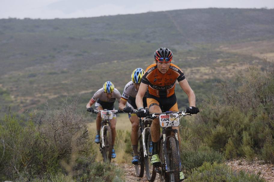 Citt del Capo. L&#39; ABSA Cape Epic  una corsa a tappe che si svolge in Sud Africa e si sviluppa su un percorso di 720 km da percorrere in sette giorni. Questa corsa  conosciuta come il Tour de France della Mountain Bike e attira i migliori biker di tutto il mondo (Epa)